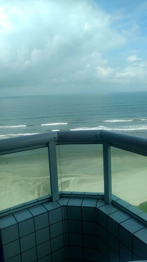 Belo apartamento com vistas para o mar - Pé na areia - Churrasqueira na varanda Praia Grande  Exterior foto